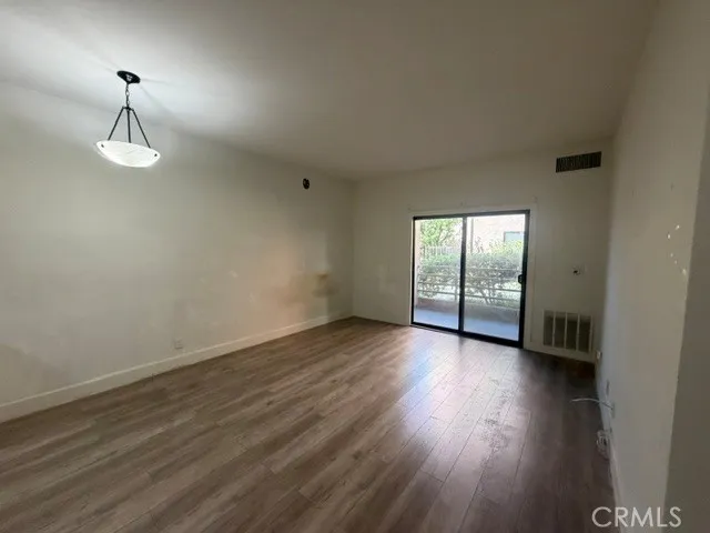6815 Remmet #109 Canoga Park, CA 91303