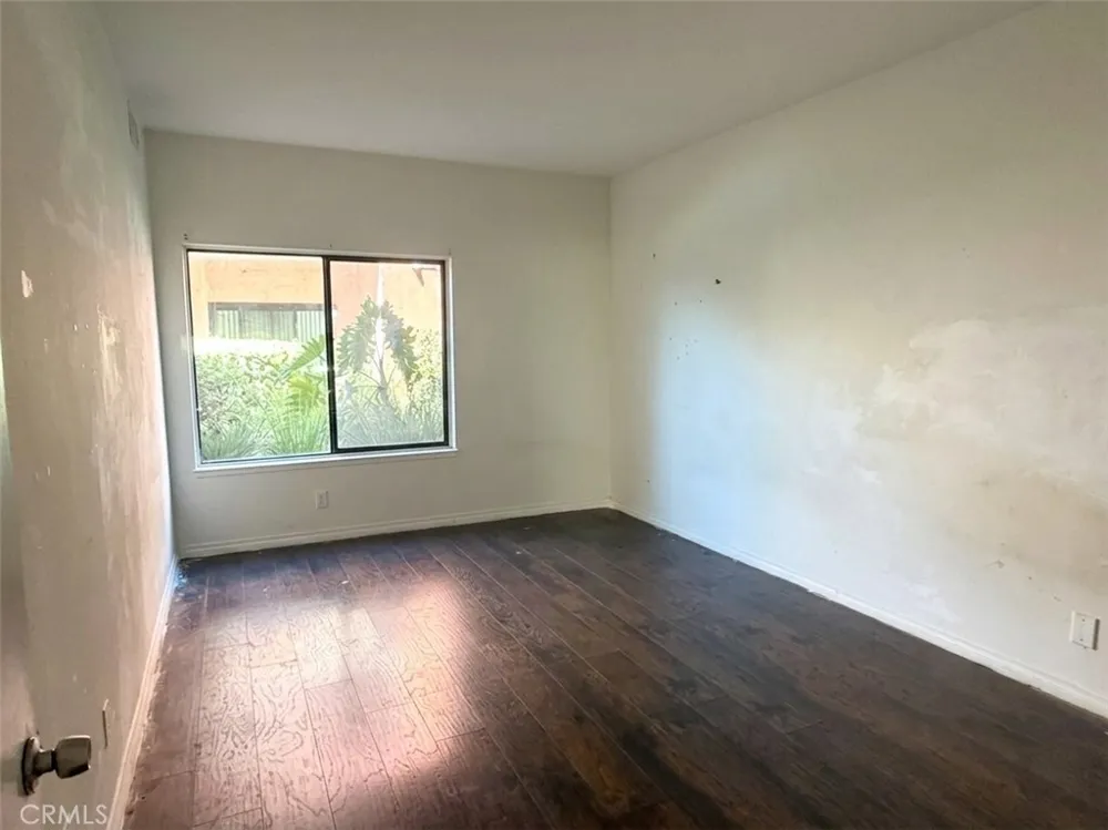 6815 Remmet #109 Canoga Park, CA 91303