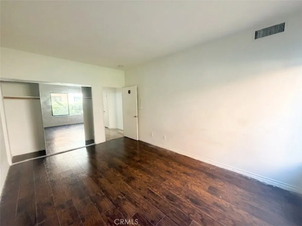 6815 Remmet #109 Canoga Park, CA 91303