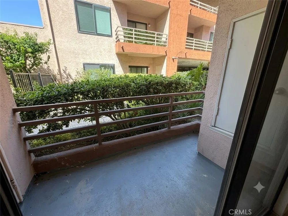 6815 Remmet #109 Canoga Park, CA 91303