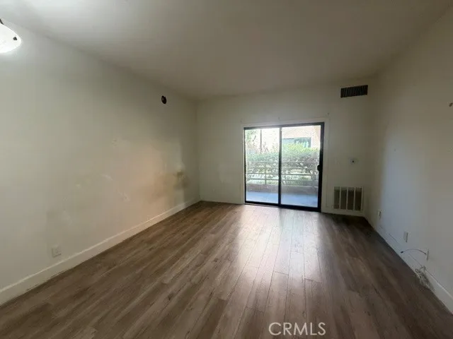 6815 Remmet #109 Canoga Park, CA 91303
