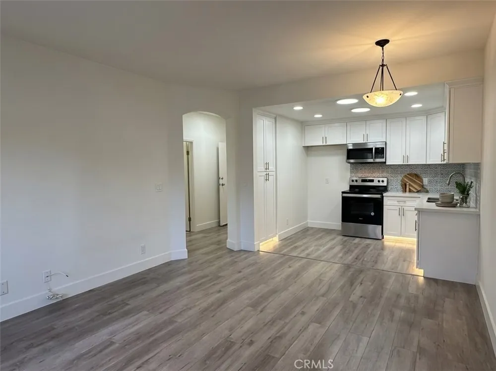 6815 Remmet #109 Canoga Park, CA 91303