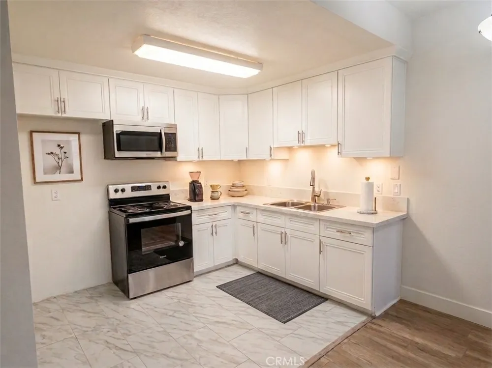 6815 Remmet #109 Canoga Park, CA 91303
