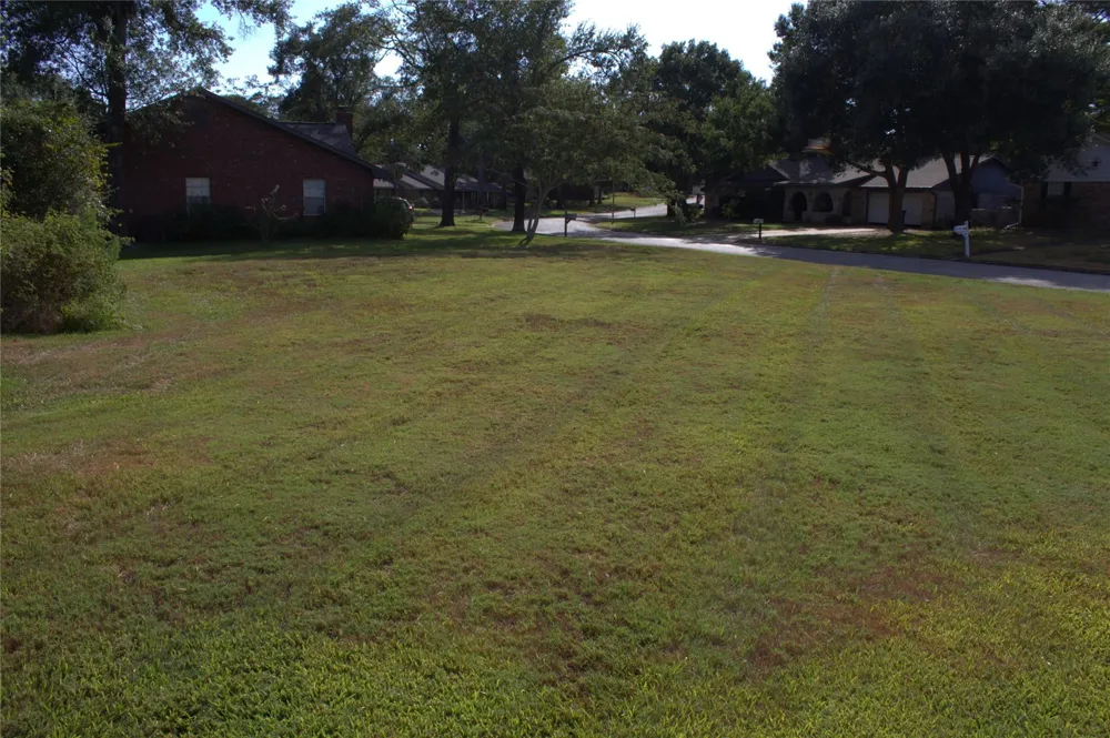 209 Briarwood Drive Bellville, TX 77418