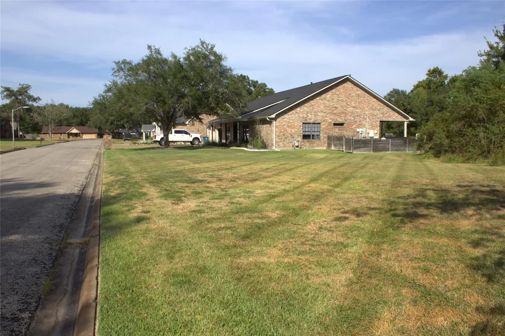 209 Briarwood Drive Bellville, TX 77418