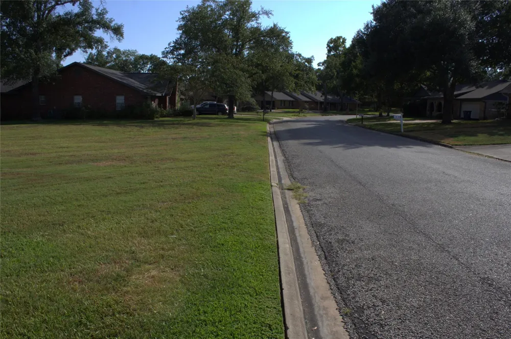 209 Briarwood Drive Bellville, TX 77418