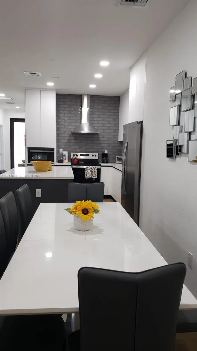 613 NW 10th St Hallandale Beach, FL 33009