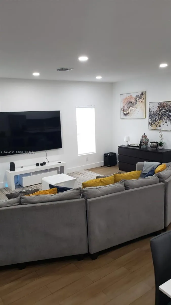 613 NW 10th St Hallandale Beach, FL 33009