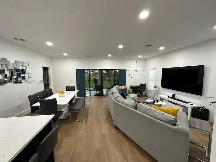 613 NW 10th St Hallandale Beach, FL 33009