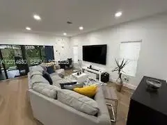 613 NW 10th St Hallandale Beach, FL 33009