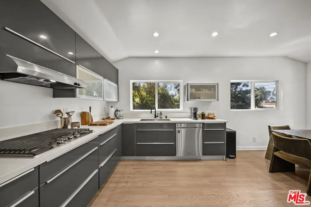 6295 Ivarene Avenue Los Angeles, CA 90068