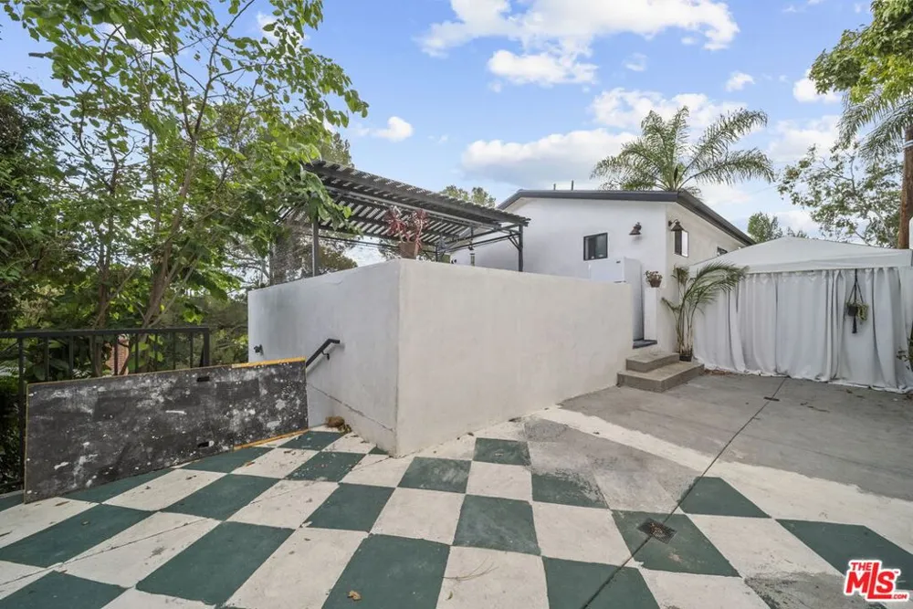 6295 Ivarene Avenue Los Angeles, CA 90068
