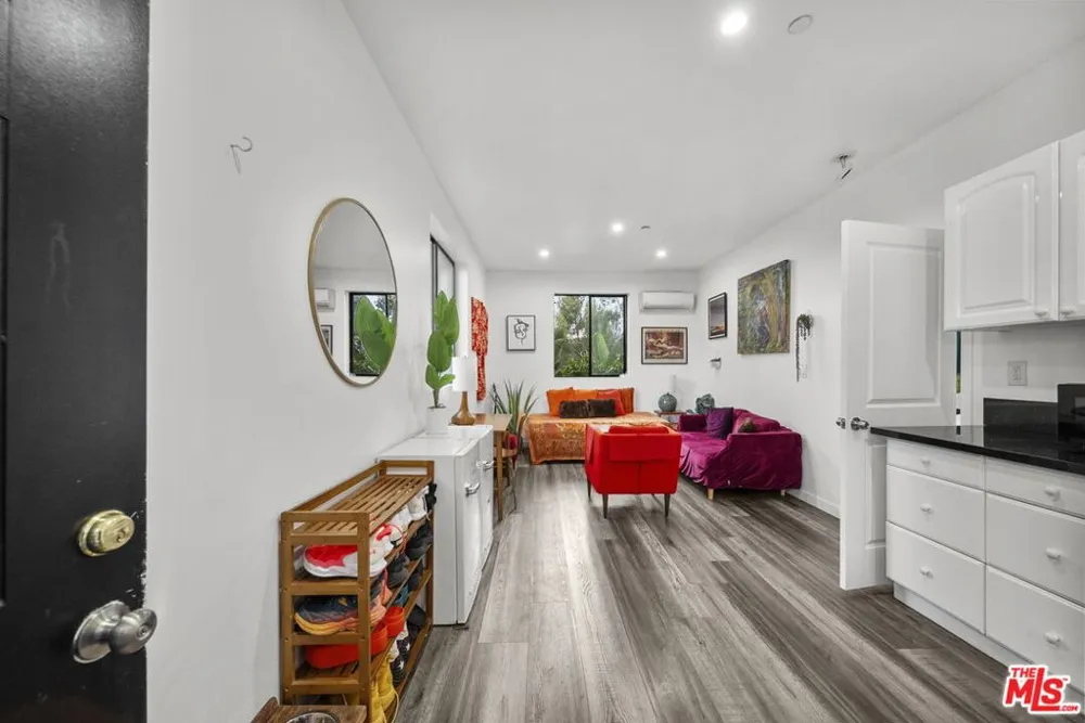 6295 Ivarene Avenue Los Angeles, CA 90068