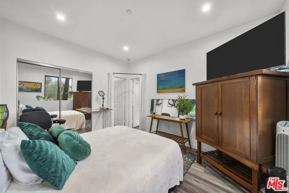 6295 Ivarene Avenue Los Angeles, CA 90068