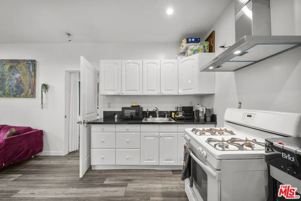 6295 Ivarene Avenue Los Angeles, CA 90068