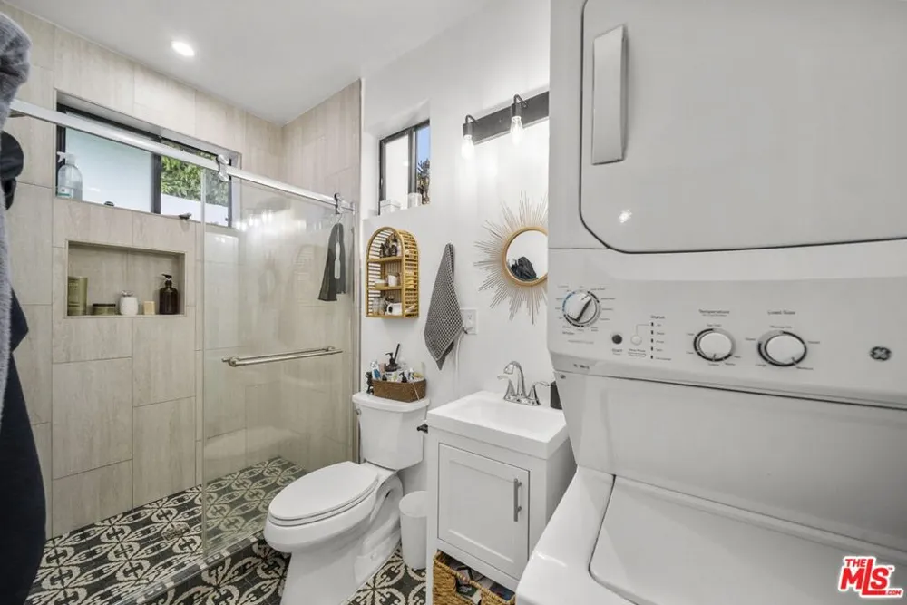 6295 Ivarene Avenue Los Angeles, CA 90068