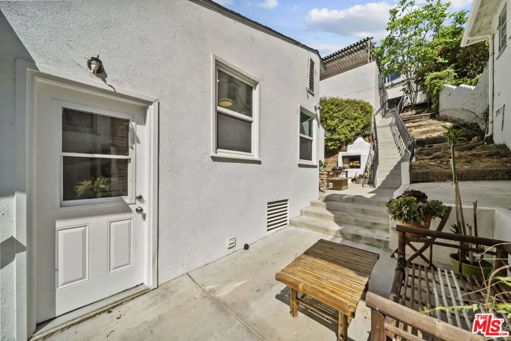 6295 Ivarene Avenue Los Angeles, CA 90068