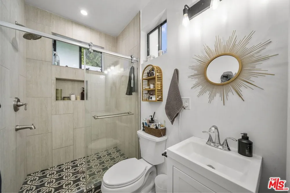 6295 Ivarene Avenue Los Angeles, CA 90068