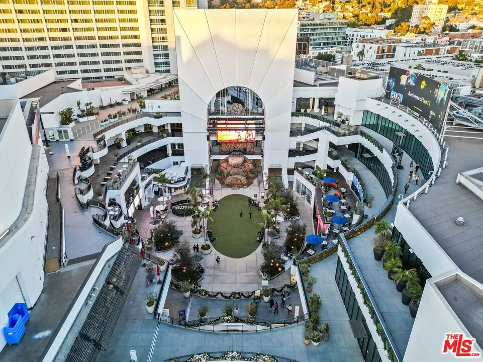 6295 Ivarene Avenue Los Angeles, CA 90068