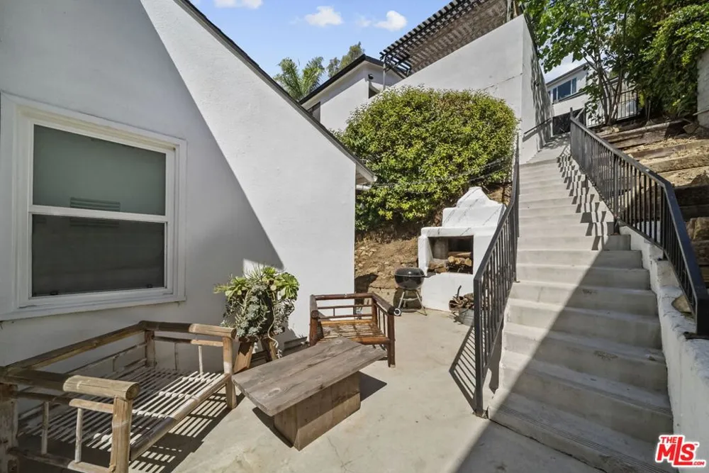 6295 Ivarene Avenue Los Angeles, CA 90068