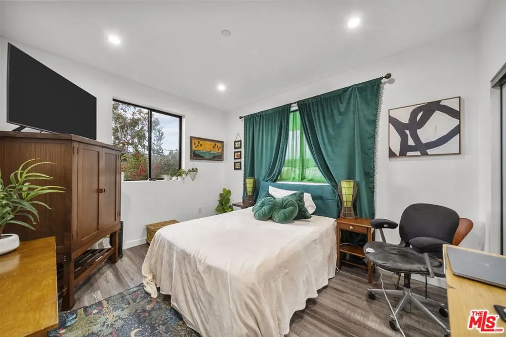 6295 Ivarene Avenue Los Angeles, CA 90068
