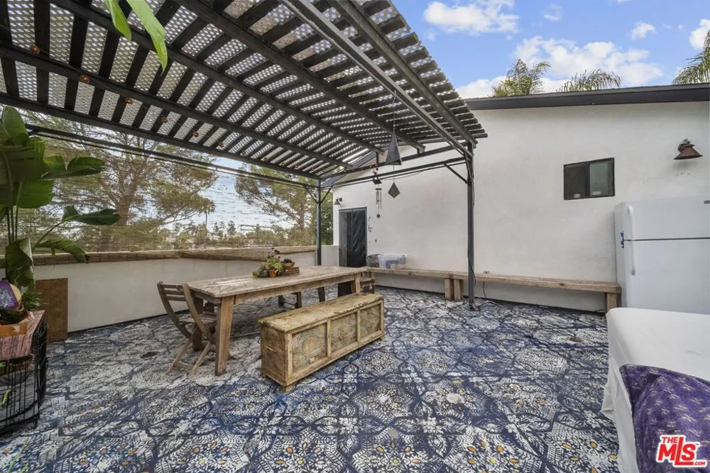 6295 Ivarene Avenue Los Angeles, CA 90068