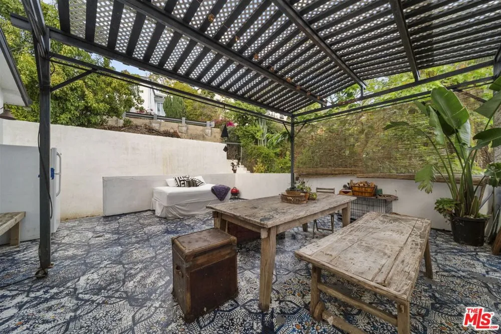 6295 Ivarene Avenue Los Angeles, CA 90068