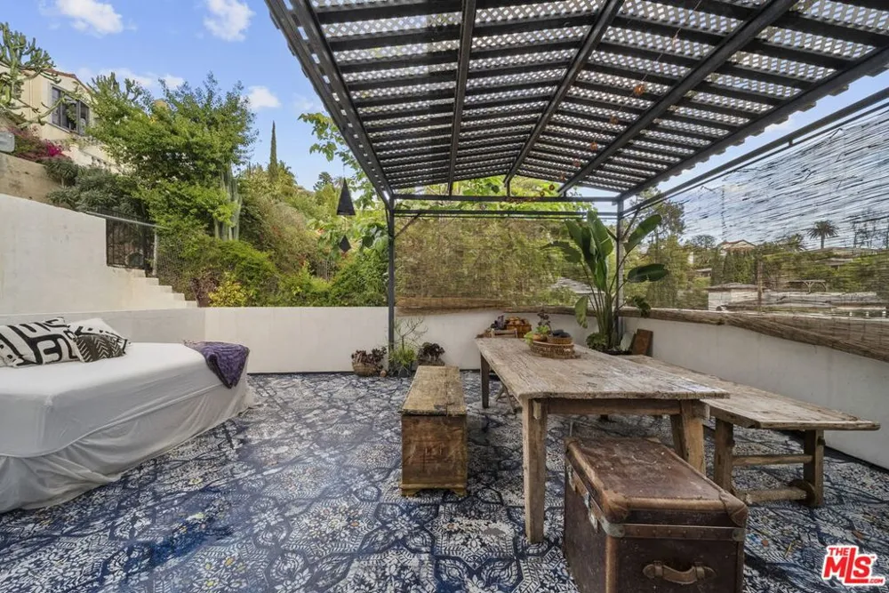 6295 Ivarene Avenue Los Angeles, CA 90068