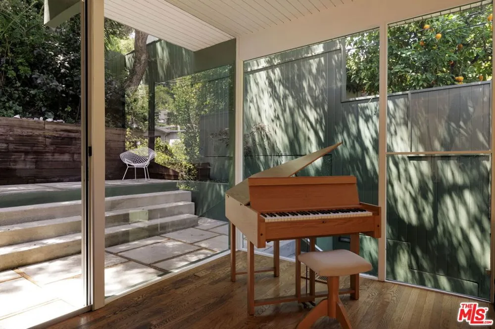 8322 Ridpath Drive Los Angeles, CA 90046