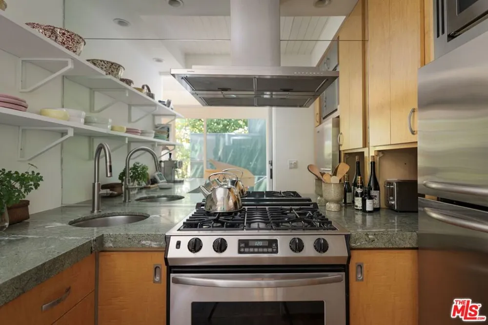 8322 Ridpath Drive Los Angeles, CA 90046