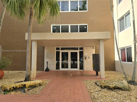 6940 Miami Gardens Dr #1-319