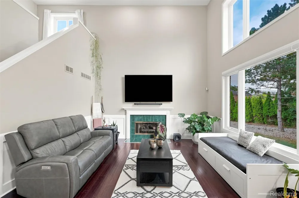 22099 Barclay Court Novi City, MI 48374