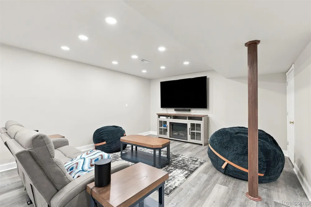 22099 Barclay Court Novi City, MI 48374