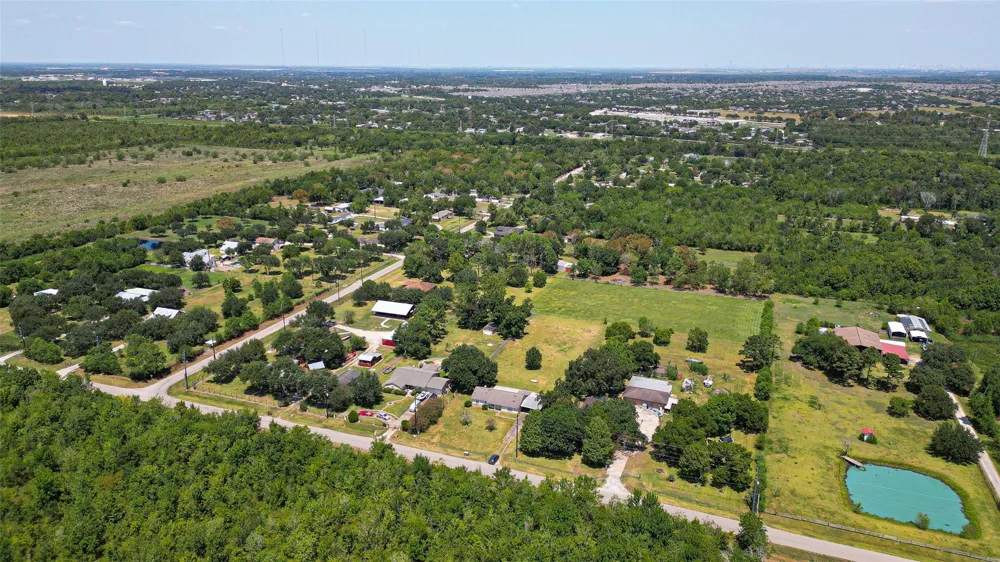 2615 County Road 956 Rosharon, TX 77583