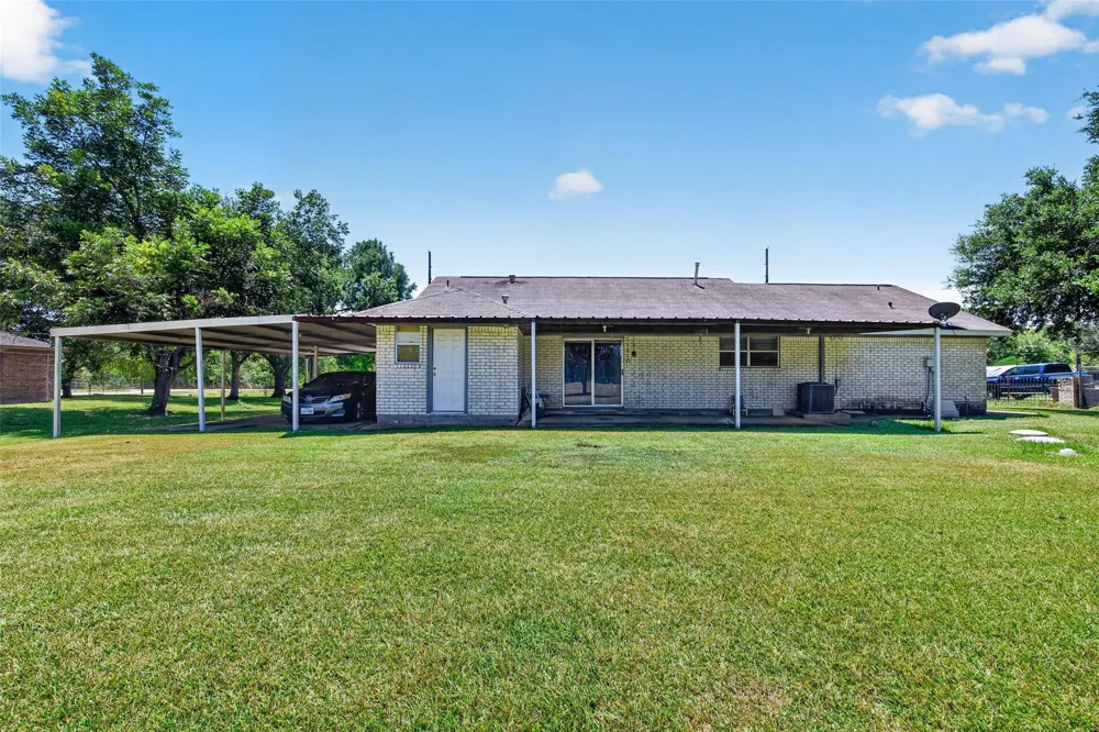 2615 County Road 956 Rosharon, TX 77583