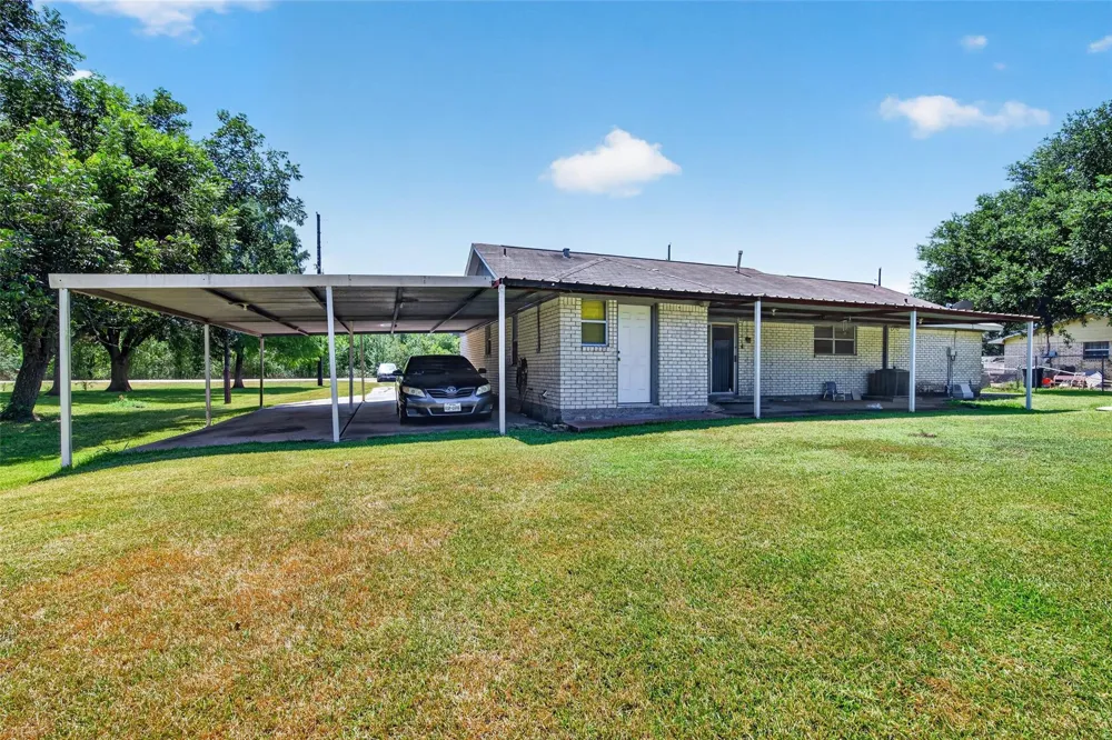 2615 County Road 956 Rosharon, TX 77583