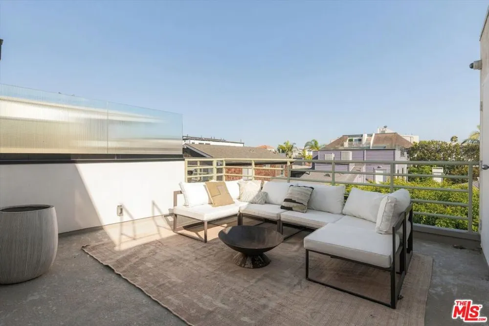 18 Voyage Street Marina del Rey, CA 90292