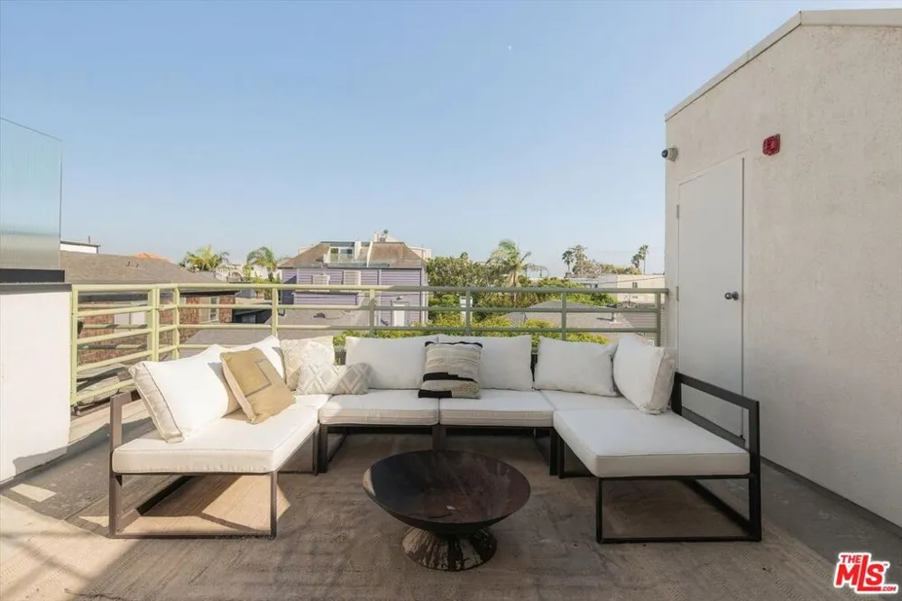 18 Voyage Street Marina del Rey, CA 90292