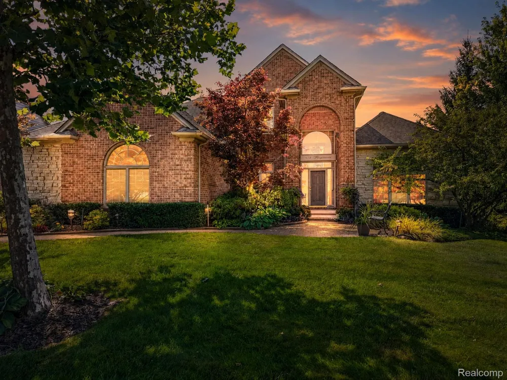 879 Benjamin Drive Troy City, MI 48098