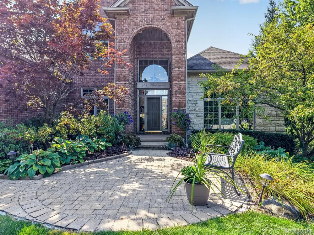 879 Benjamin Drive Troy City, MI 48098