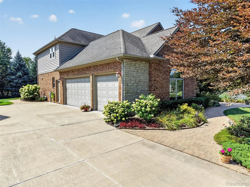 879 Benjamin Drive Troy City, MI 48098