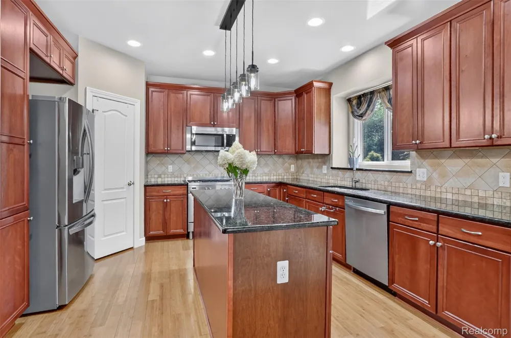 879 Benjamin Drive Troy City, MI 48098