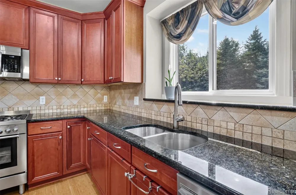 879 Benjamin Drive Troy City, MI 48098