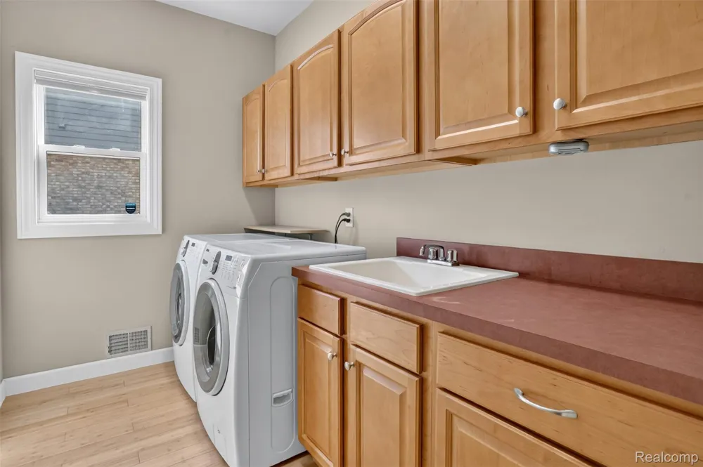 879 Benjamin Drive Troy City, MI 48098