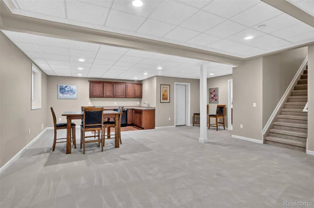 879 Benjamin Drive Troy City, MI 48098