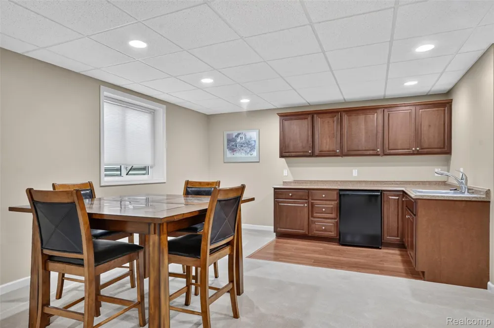 879 Benjamin Drive Troy City, MI 48098