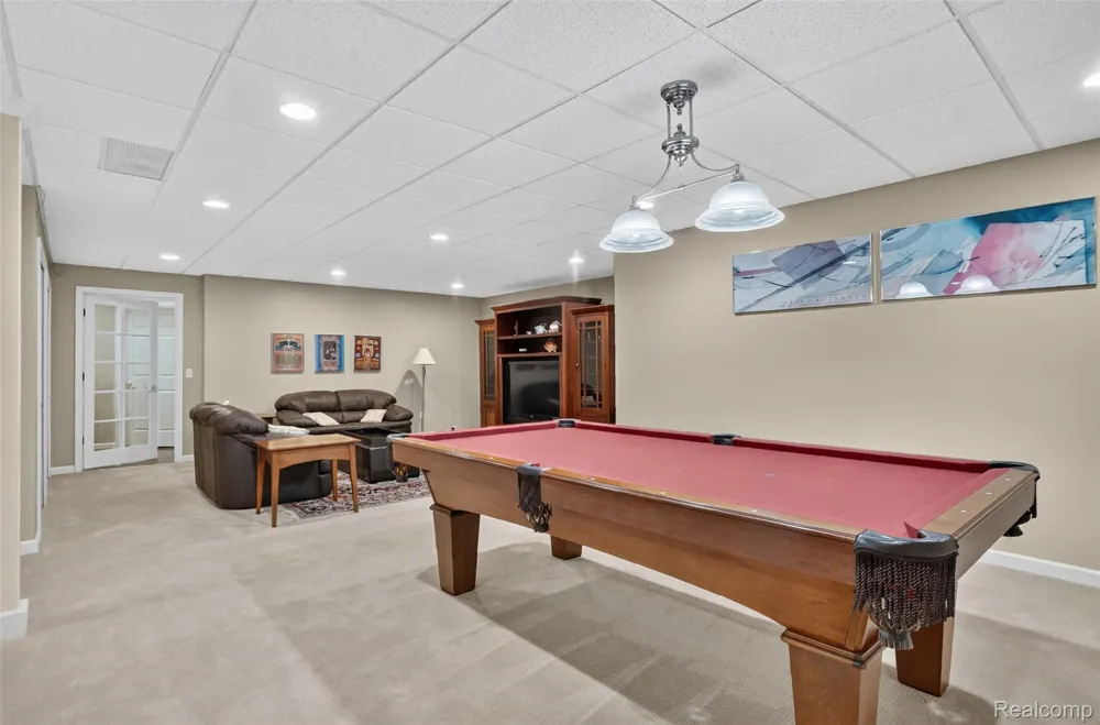 879 Benjamin Drive Troy City, MI 48098