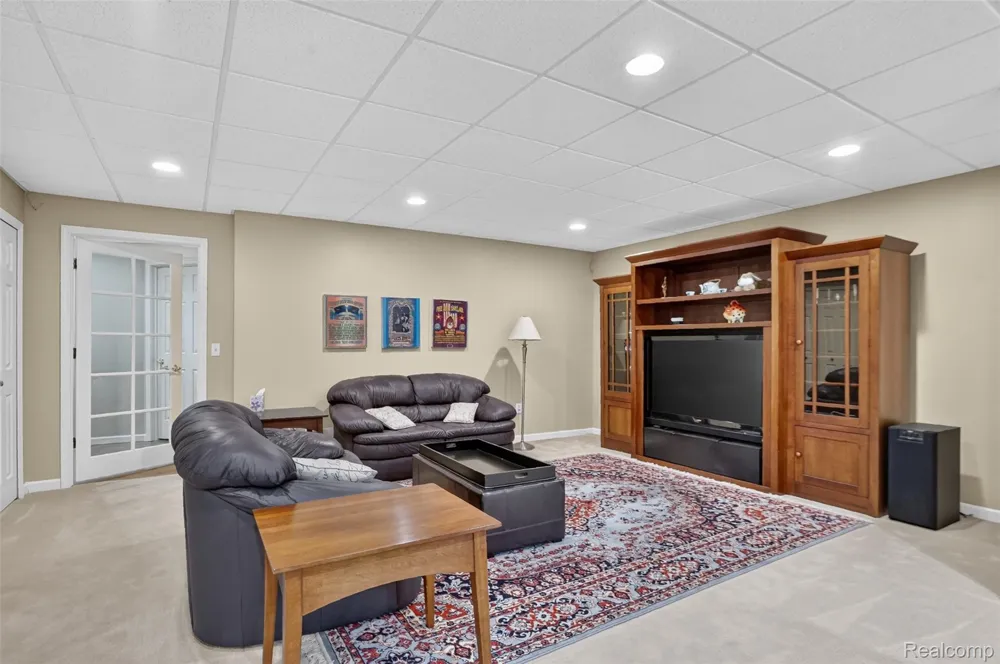 879 Benjamin Drive Troy City, MI 48098