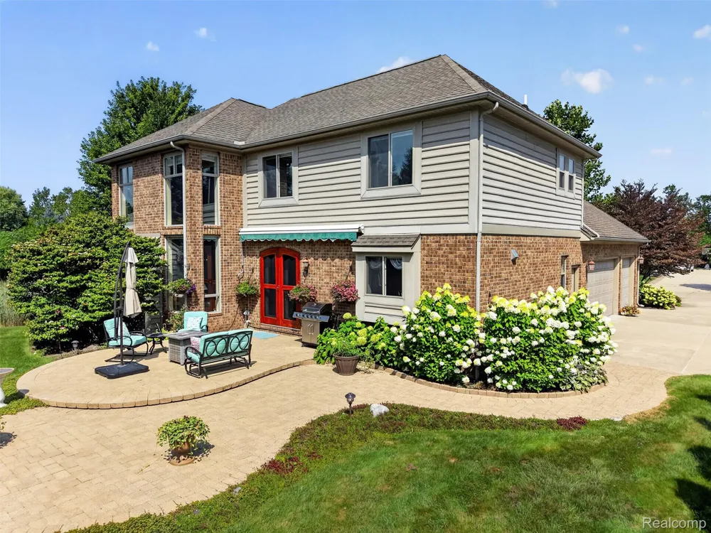 879 Benjamin Drive Troy City, MI 48098