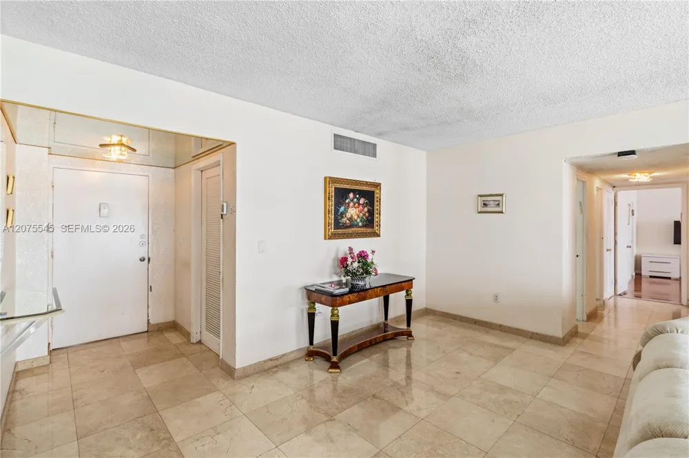 5001 Collins Ave #3B Miami Beach, FL 33140